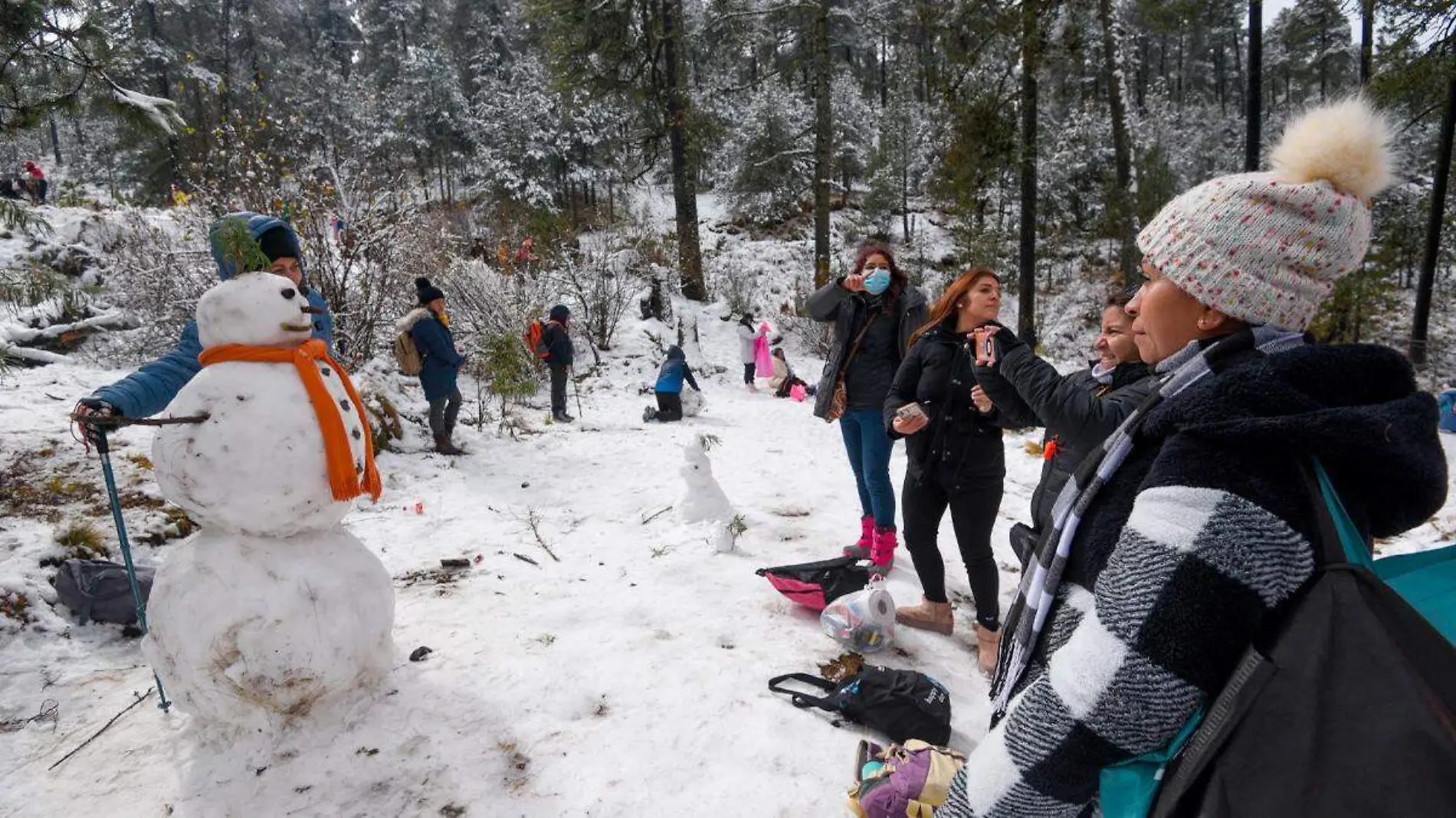 Personas en un entorno nevado